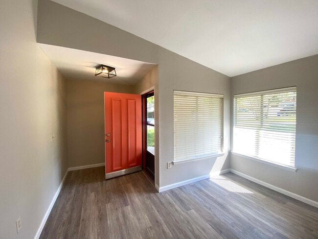 Building Photo - Remodeled 3 Bedroom 2 Bath  with cute back...