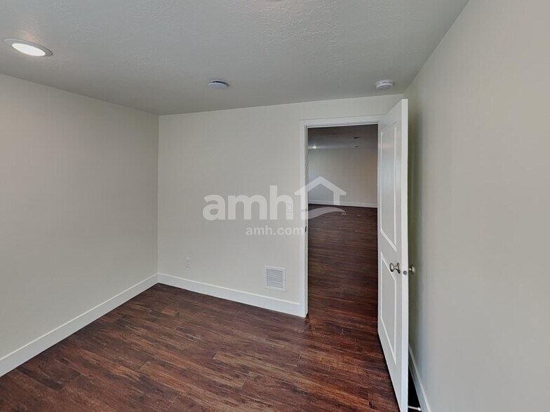 Building Photo - 1211 Redbud Dr