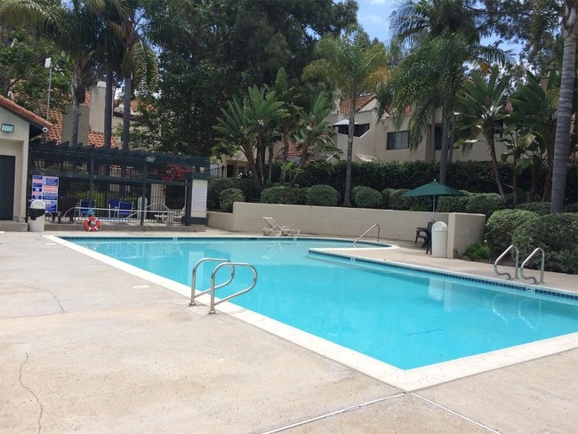 Building Photo - 313 N Melrose Dr