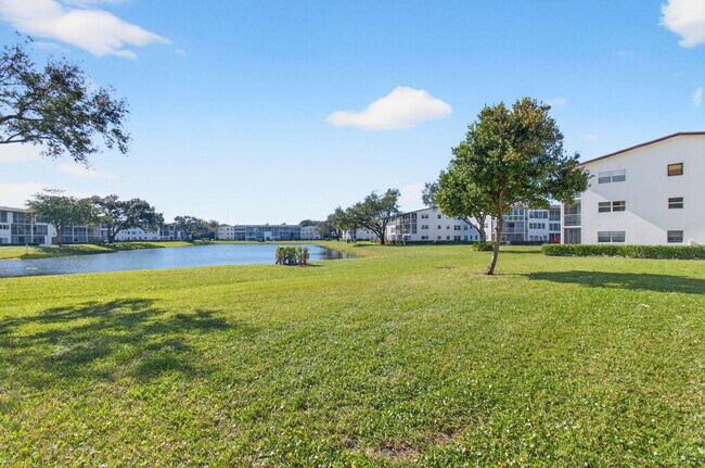 Building Photo - 33 Fanshaw A