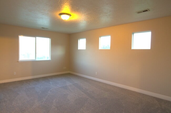 Building Photo - Large Family Home Ready for You!!