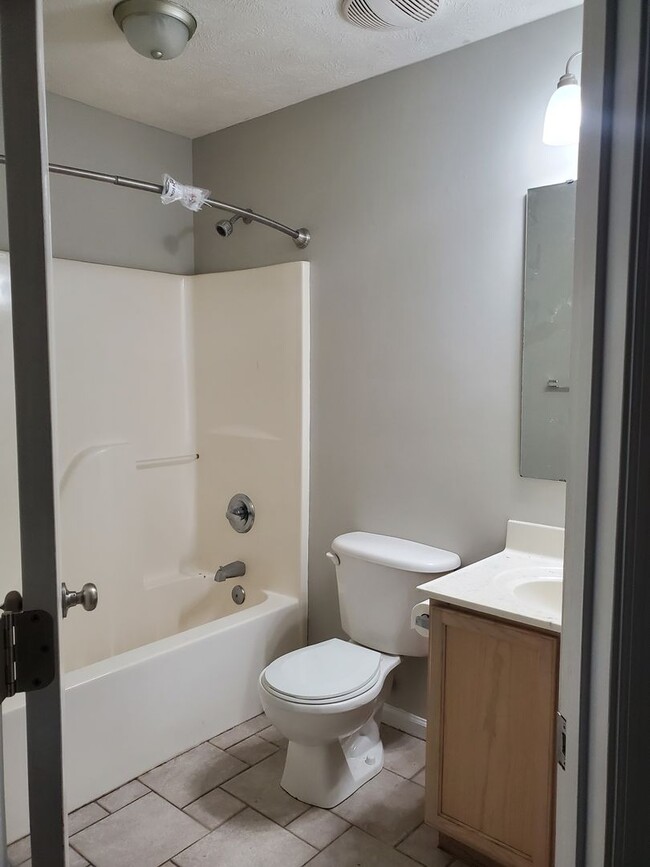 Building Photo - 3 bd/ 2 ba located MINUTES from Fort Bragg...