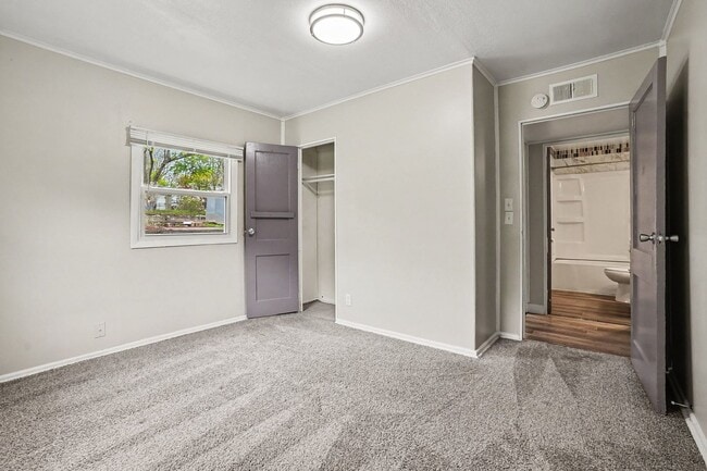 Building Photo - *Use Rently to view this unit and receive $150 off move-in* Cute Remodeled Two Bedroom 1 Bathroom...
