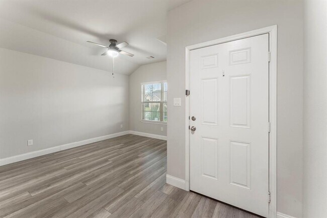 Building Photo - 14077 Lake Cres Dr