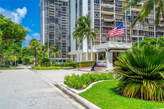 Building Photo - 1915 Brickell Ave