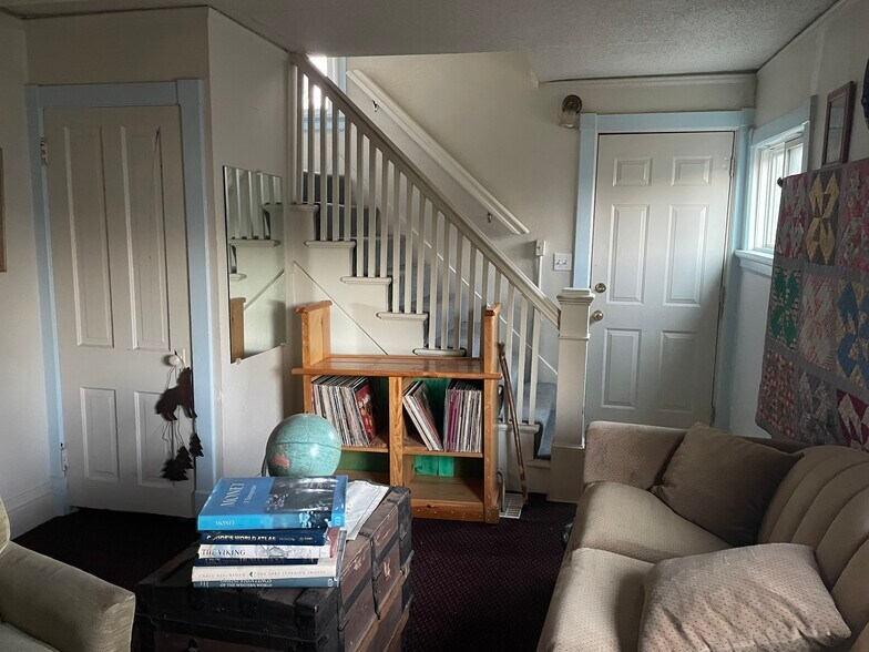 Building Photo - 526 1/2 E 7th St