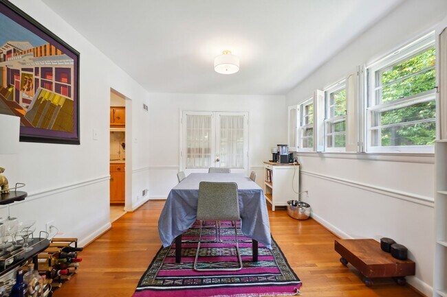 Building Photo - Spacious Split Level on Sundale Stone's Th...