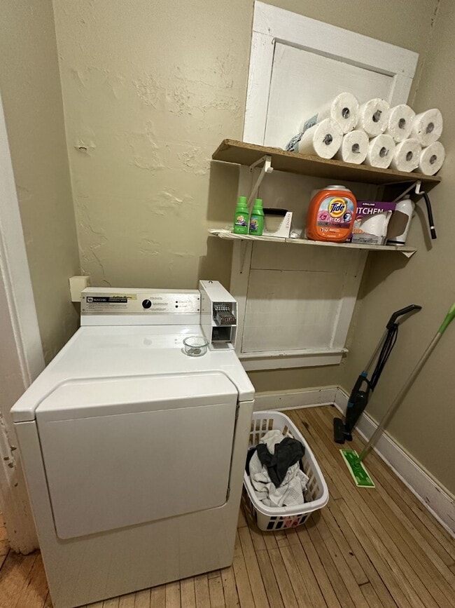 Building Photo - 4 Bed 1 Bath close to UWEC!