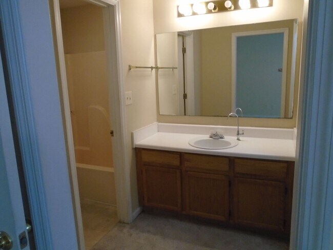 Building Photo - 3 bedroom in Hope Mills!