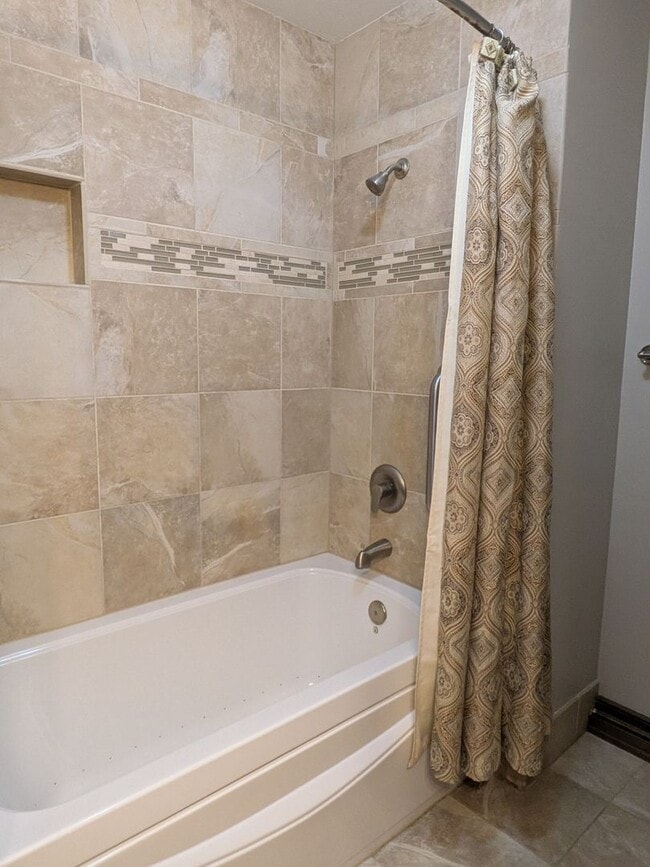 Building Photo - 2513 Lilac Dr