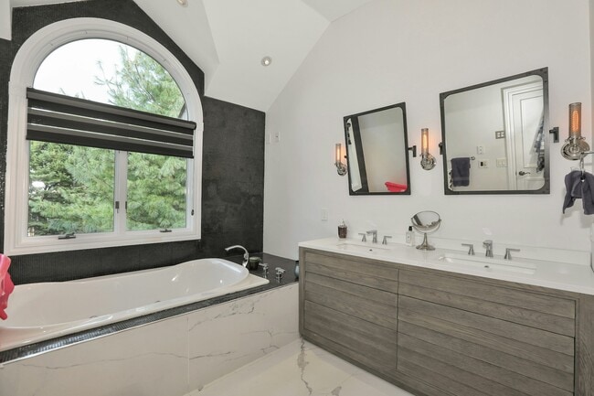 Building Photo - 357 Tom Hunter Rd