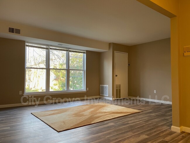 Building Photo - 2201 Strahle St