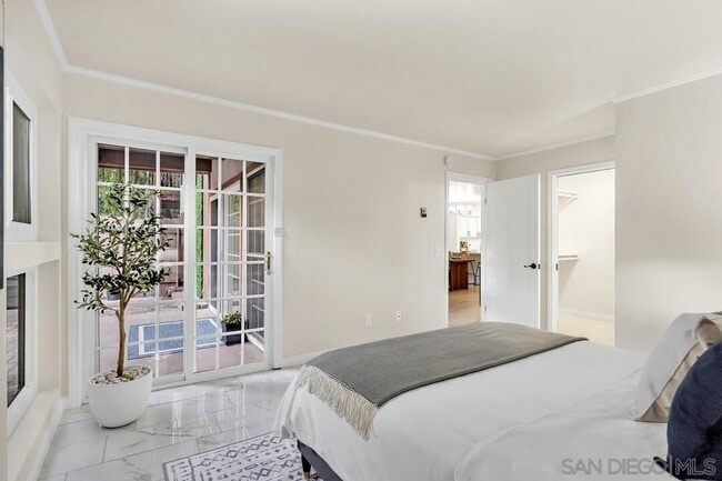 Building Photo - 2600 Torrey Pines Rd