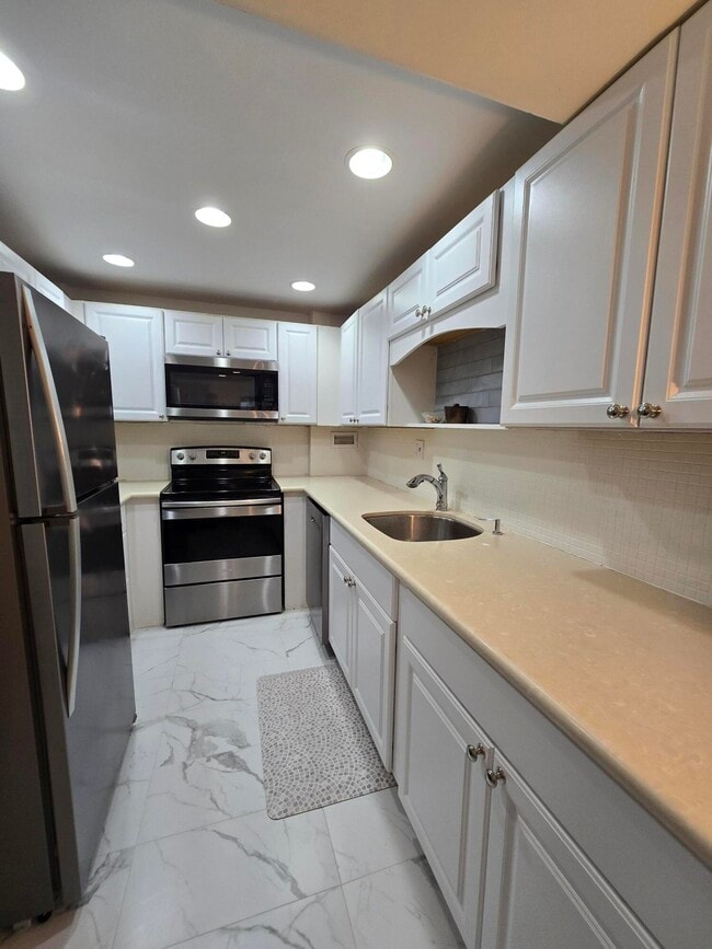 Building Photo - 2840 S Ocean Blvd