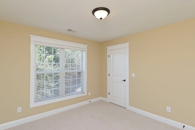 Building Photo - 3 Bedroom 2.5 bath low maintenance living for rent!