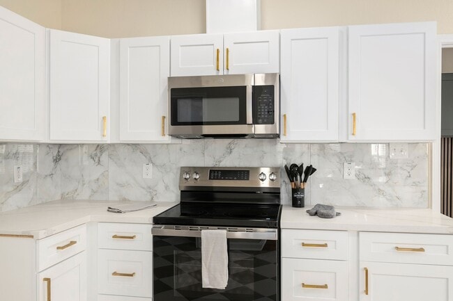 Building Photo - 102 E Val Verde St