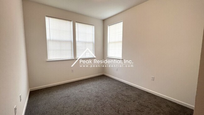 Building Photo - Newer 3bd/2.5ba North Natomas Townhouse with 2 Car Garage!