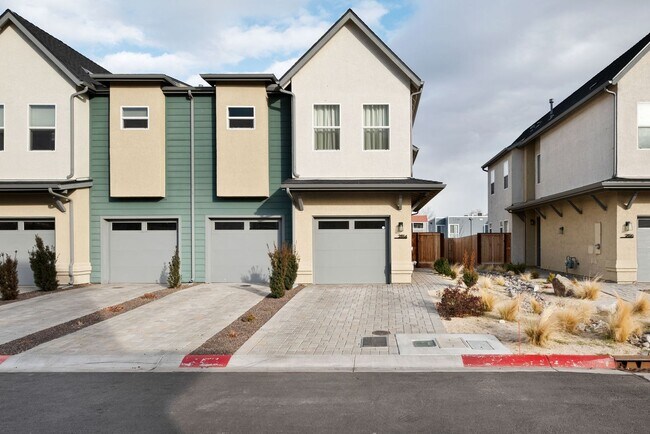 Building Photo - Beautiful Home by Lakeside