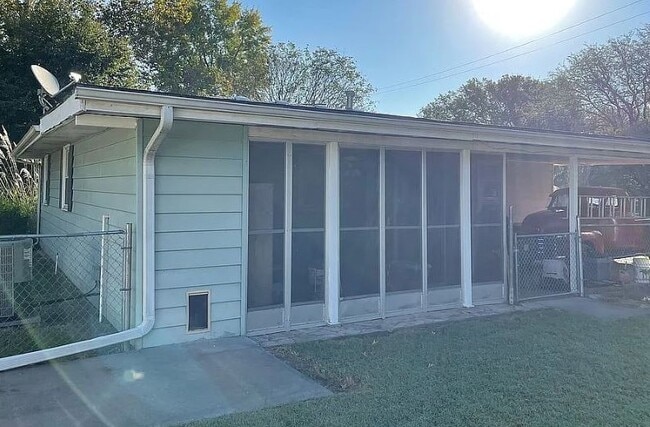 Building Photo - 2401 Brockman St