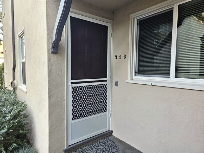 Building Photo - Downtown Palo Alto Living – 1 Bedroom Apartment Available March 4th.