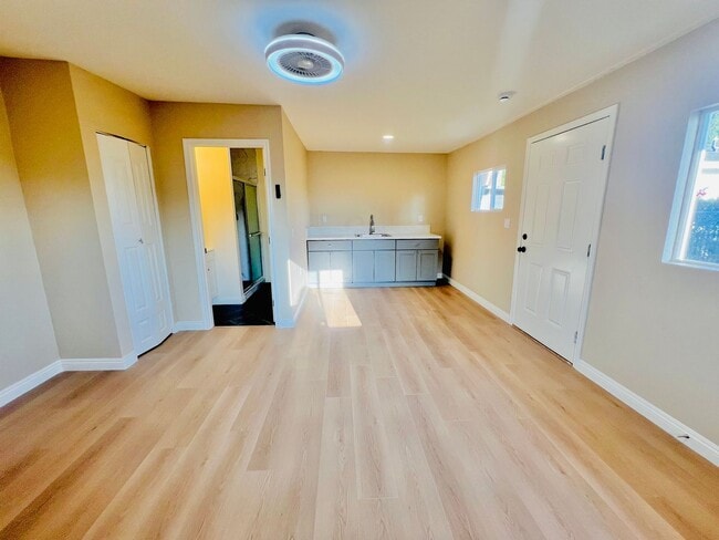Building Photo - 2 Units Property