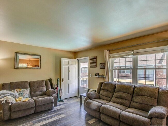 Building Photo - 2 Bed / 2 Bath Condo On Riverside!