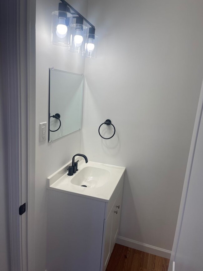 Building Photo - 3 bedroom, 2.5 bath - Modern Home in Wyandotte!