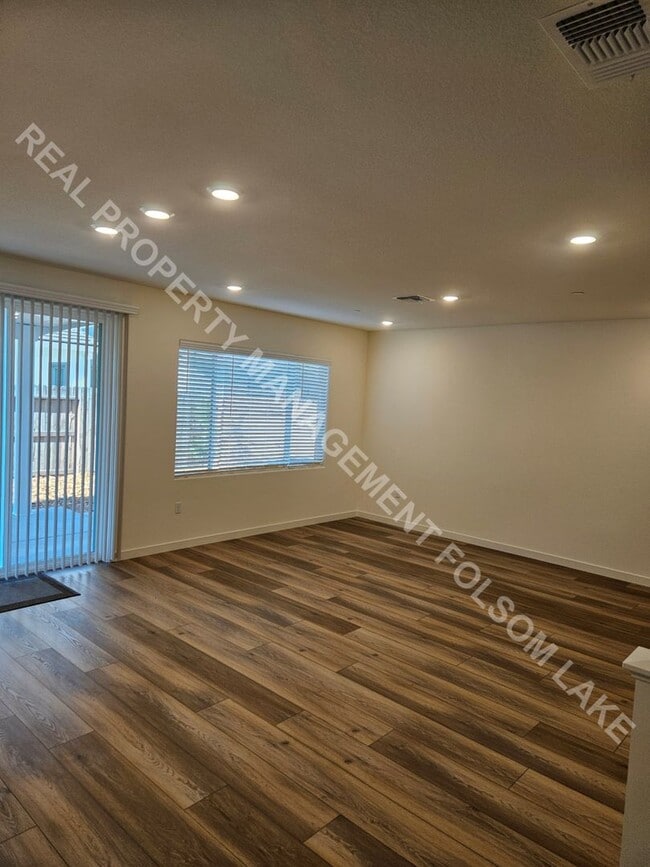 Building Photo - New 3bd 2.5ba home in the Riverblossom at ...