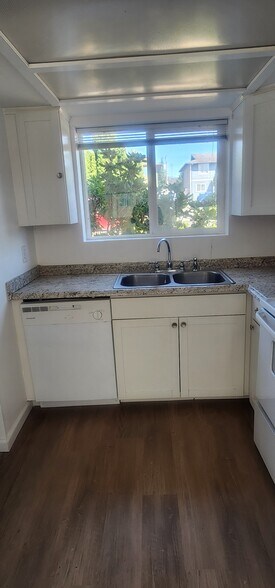 Kitchen - 4304 S Cedar St