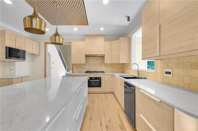Building Photo - 2740 Stonehill Way