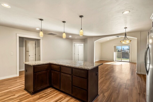 Building Photo - 4 Bedroom Home: Fenced Backyard & Great Location!