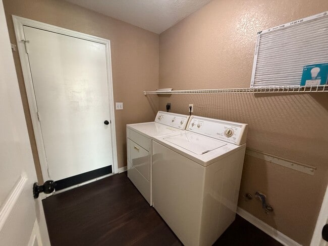 Building Photo - Charming 3-Bed, 2-Bath Oasis with Pool & E...