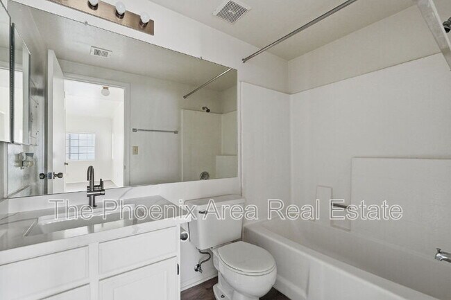 Building Photo - 930 N Mesa Dr