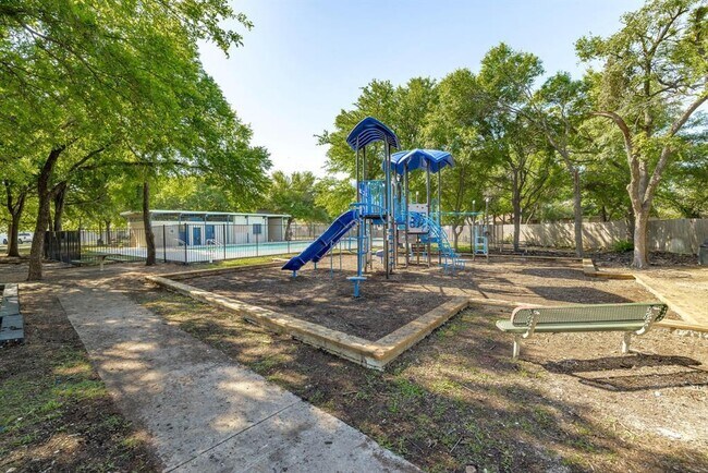 Building Photo - 3019 Plantation Dr