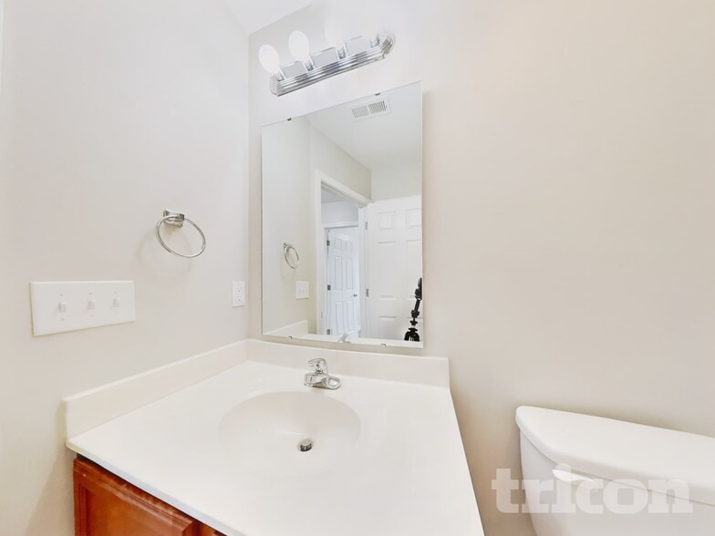 Building Photo - 1617 Faircrest Ln