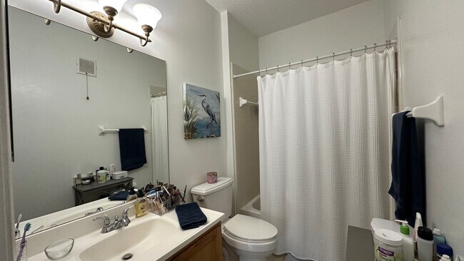 Building Photo - Gated Community, 3/2, Just Minutes to Beach!