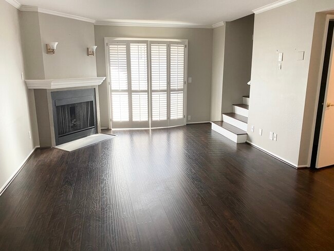 currently unfurnished living room - 883 Magnolia Ave