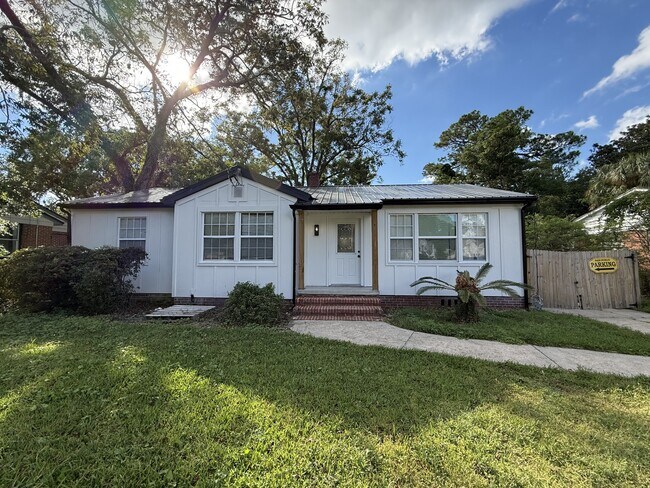 Primary Photo - 2204 Redfern Rd