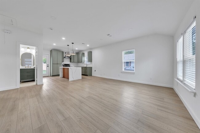 Building Photo - 601 Pearson Ave