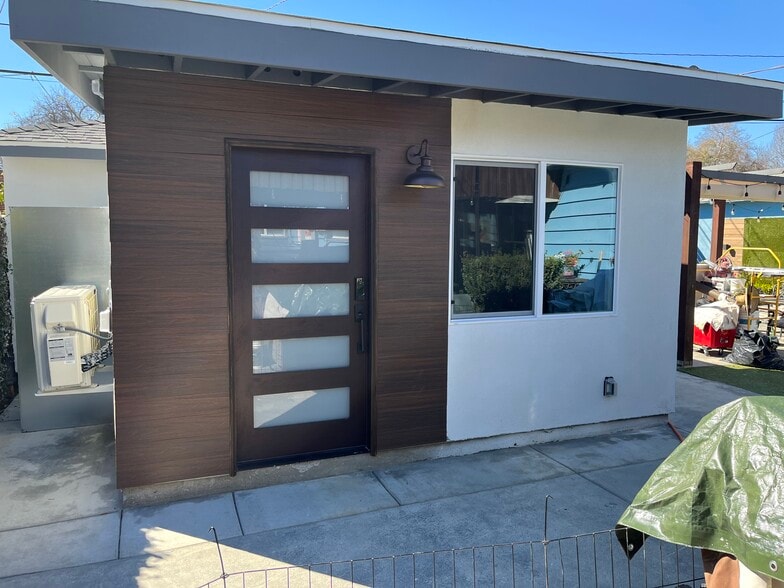 Front Entrancr - 3231 Magnolia Ave