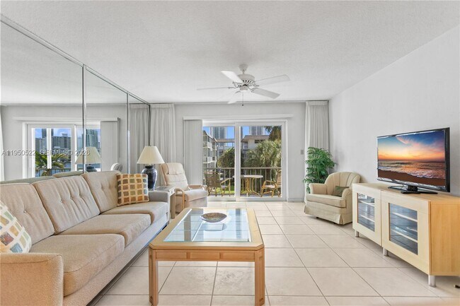 Building Photo - 2200 Diana Dr