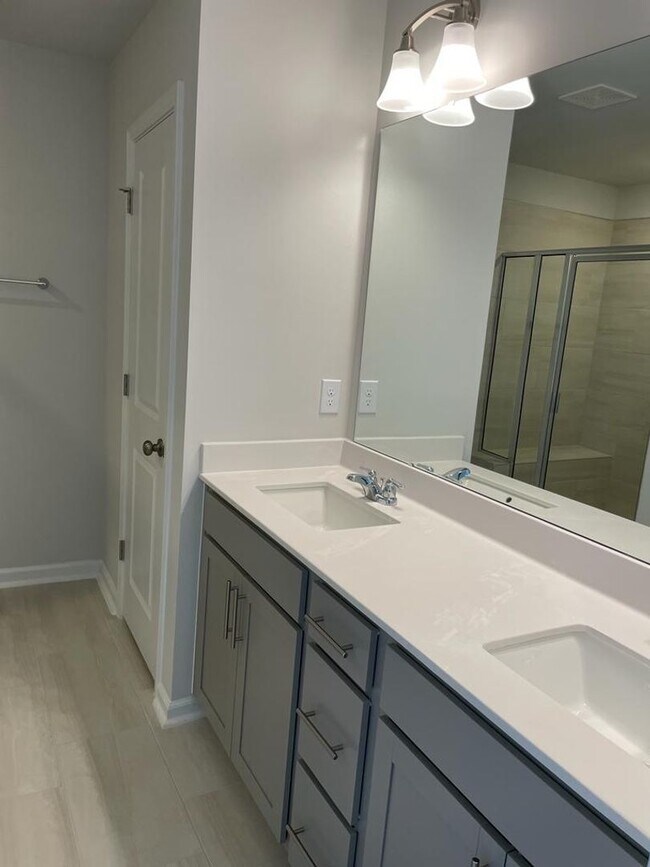 Building Photo - **OFFERING REFUNDABLE APPLICATION FEES** Stunning Newly Built 3BD, 2.5BA Raleigh Townhome in an H...