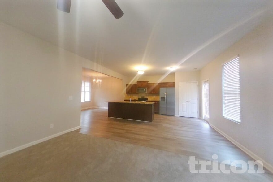 Building Photo - 142 Daisy Cir