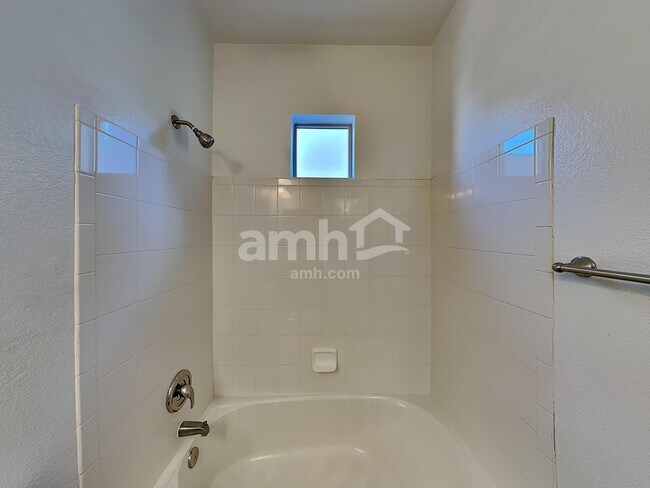 Building Photo - 138 E Calle Del Rondador