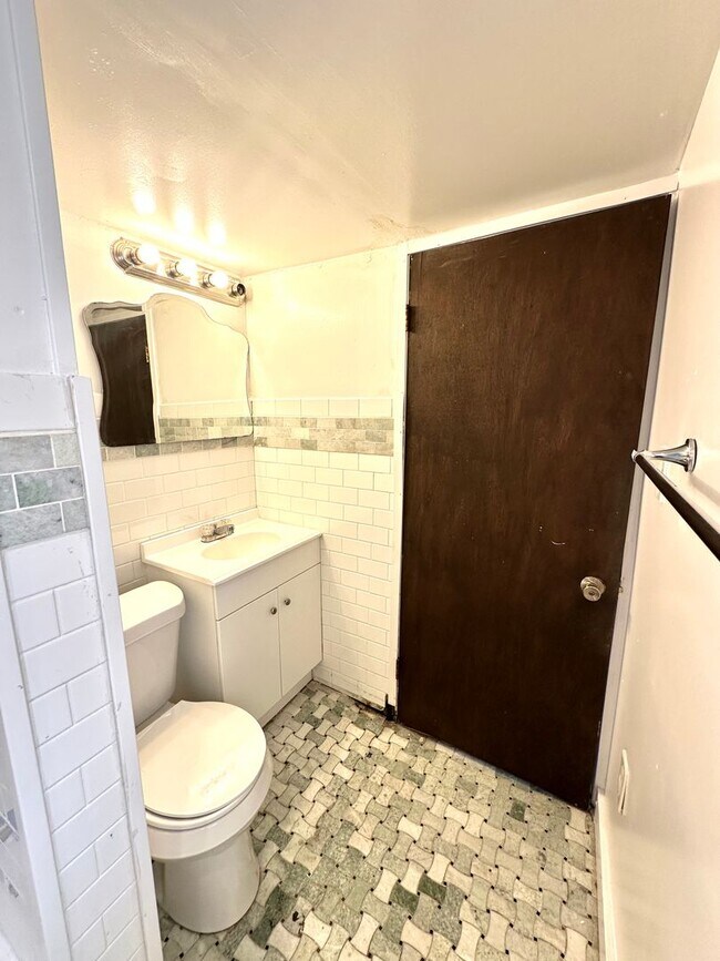 Building Photo - Updated 1 Bed, 1 Bath First Floor Unit in South Side - Private Entrance, Laundry in Basement - Av...