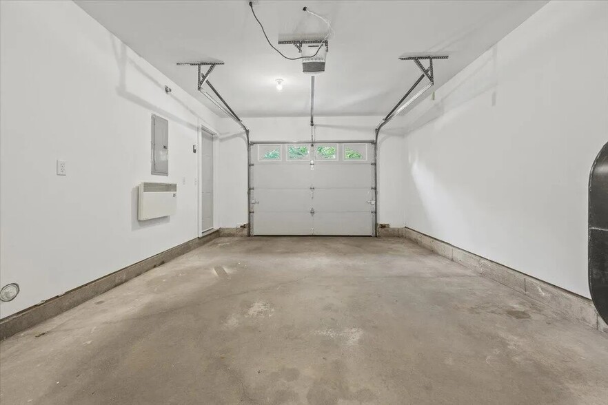Building Photo - 14 Woodside Dr