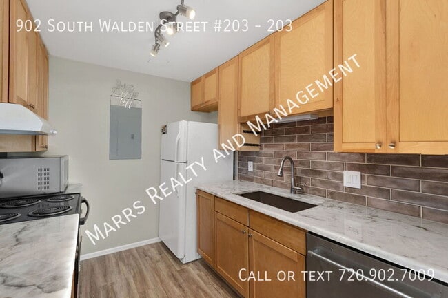 Building Photo - 902 S Walden St
