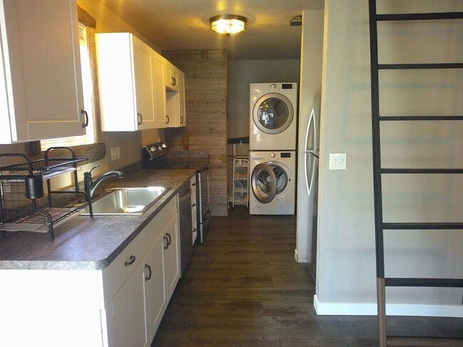 Building Photo - Cute studio Apartment