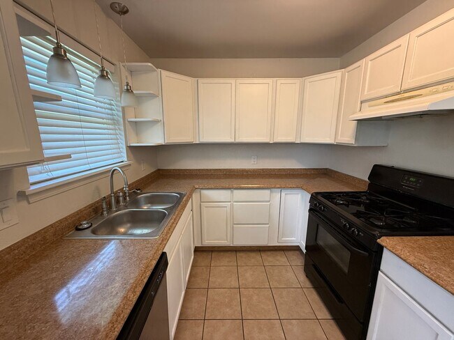 Building Photo - Three Bed 1 Bath Home in Broken Arrow with Shed