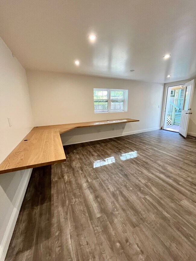 Building Photo - MOVE IN READY!! 2 BEDROOM 1 BATH W/OFFICES